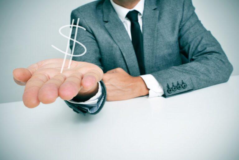 เมื่อคุณจ้างพนักงานขายใหม่ ควรให้ค่าตอบแทนเป็นฐานเงินเดือนหรือค่าคอมดีนะ?